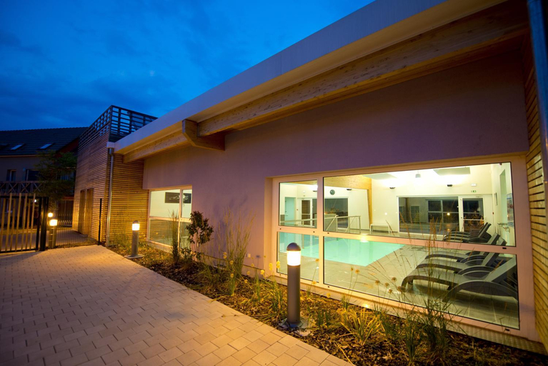 Exterior & Views