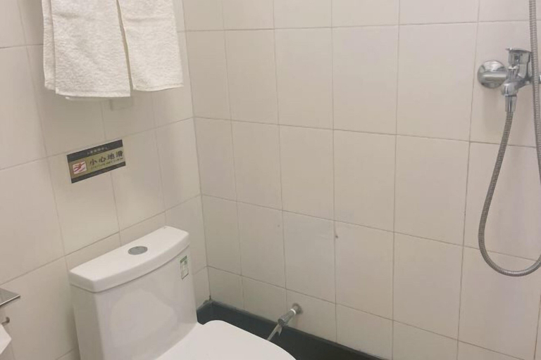 Bathroom 3, Huguang Holiday Hotel, Guangzhou