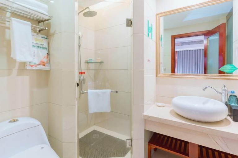 Bathroom 4, Yin Cheng Business Hotel, Wenzhou