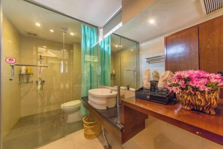 Bathroom 4, Mu Shi Yuan Inn, Lijiang