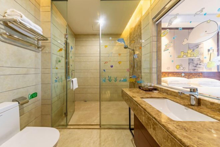 Bathroom 4, Guanhailou Holiday Hotel, Maoming