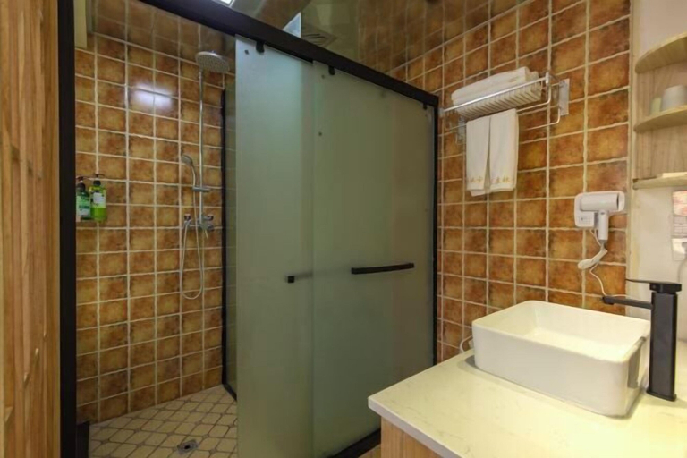 Bathroom 3, Lezhuang Linka Inn, Dêqên Tibetan