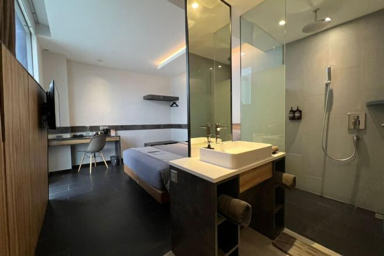 Bathroom 16