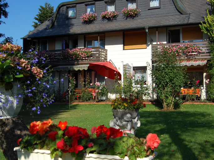 Haus Ingrid, Hof