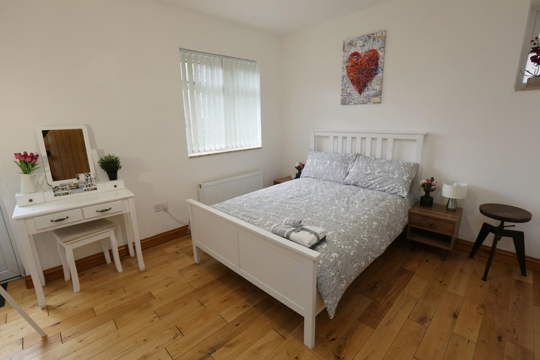 Others 5, Luxurious Apartment "N22", London