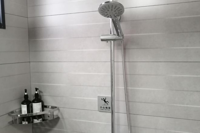 Bathroom 4, Jingshe Hostel, Guilin
