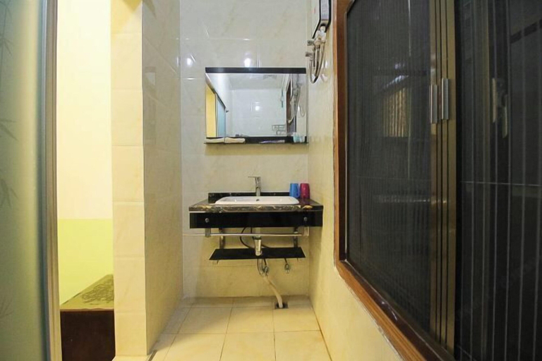 Bathroom 3, Shizong Donglai Inn, Qujing