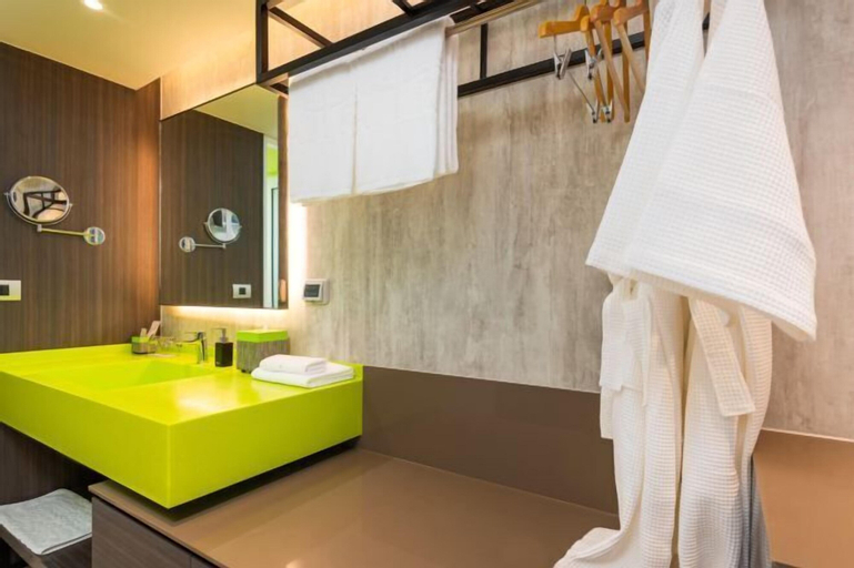 Bathroom 8