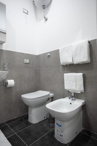 Bathroom 2, Napolidays Toledo Apartment By Dimorra, Napoli