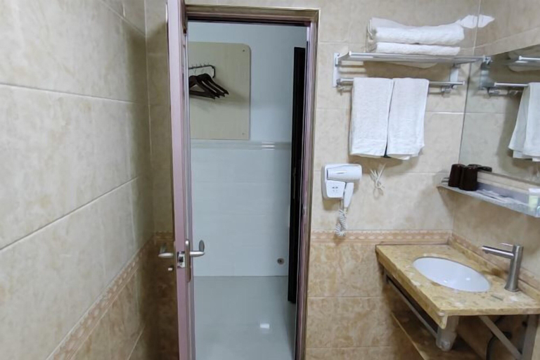 Bathroom, longzhou hostel, Hainan