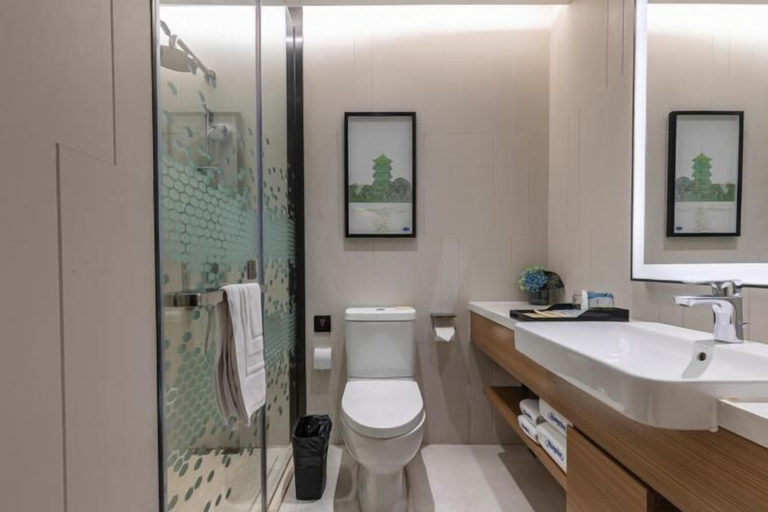 Bathroom 4, Hampton by Hilton Fuyang Guomao, Fuyang