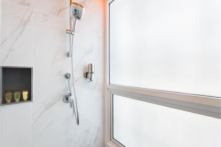 Bathroom 10