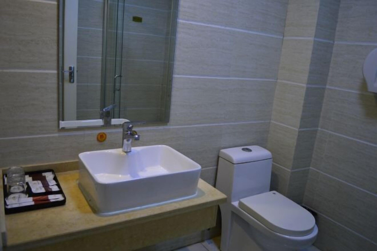 Bathroom 3, Xingshan Luoma Holiday Hotel, Yichang