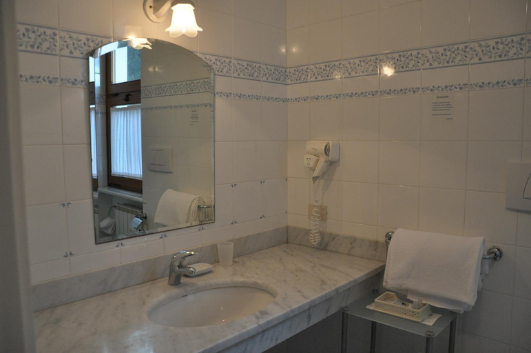 Bathroom 3, Hotel Bellonda, Lucca
