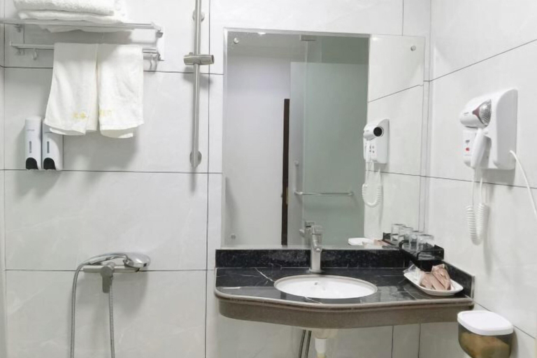 Bathroom 3, Yuehai Holiday Hotel, Shanwei