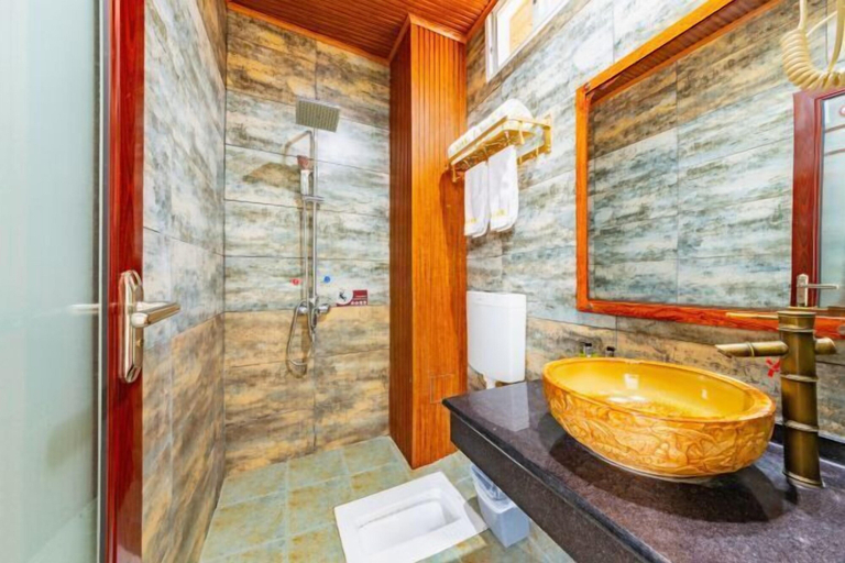 Bathroom 5, Han Shu Xiang Yuan Hostel, Honghe Hani and Yi