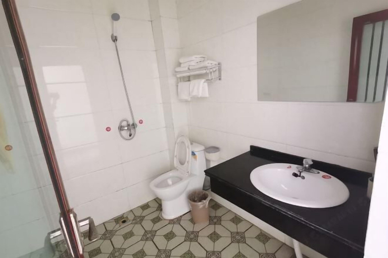 Bathroom 3, Lijiang Hotel (Xinyi Railway Station), Xuzhou