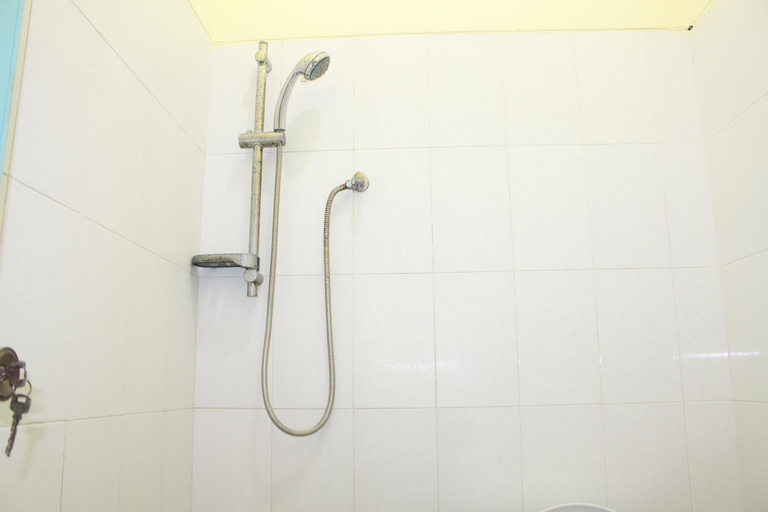 Bathroom 16