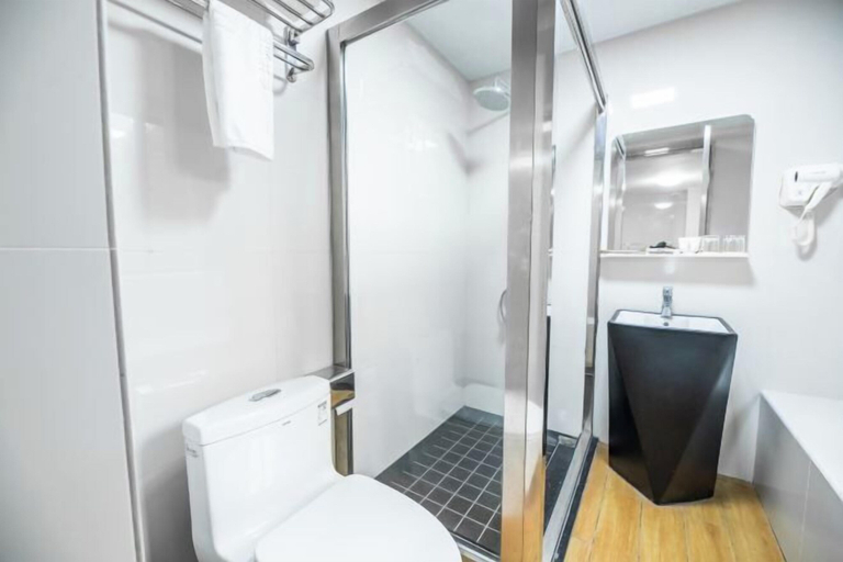 Bathroom 4, Binhai Holiday Apartment, Zhanjiang