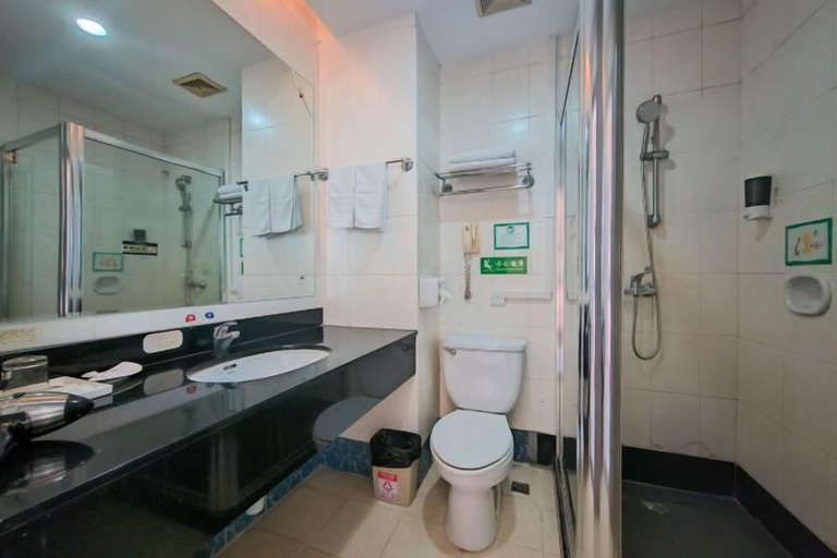 Bathroom 3, Huguang Holiday Hotel, Guangzhou