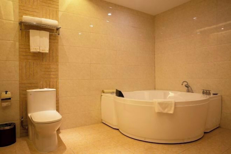 Bathroom 4, Min Le Long Xin Hotel, Zhangye