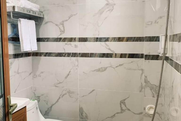 Bathroom 14