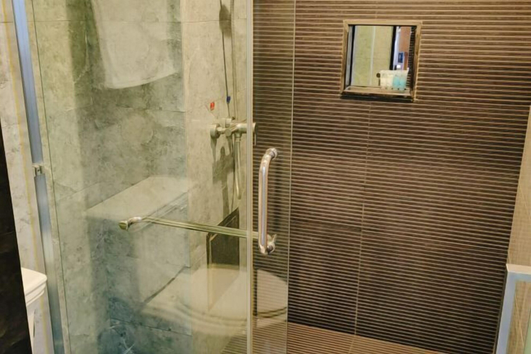 Bathroom 5, Qincaige Hostel, Chongqing