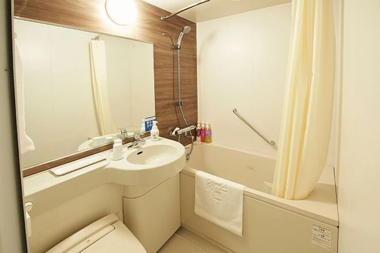 Bathroom 14