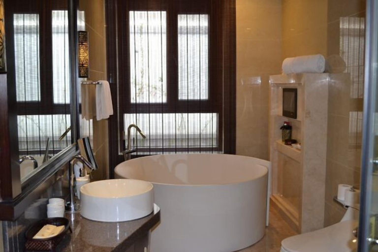 Bathroom 3, Dalian Liangyun Qiankuli Hot Spring Hotel, Dalian