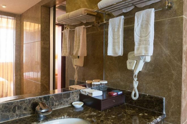 Bathroom 4, Huangjiang Holiday Hotel, Dongguan