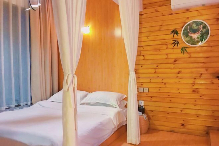 Bedroom 1, Merlin Art Hotel, Honghe Hani and Yi
