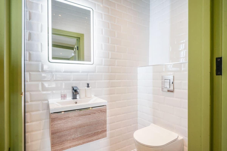 Bathroom 2, The Balham Place - Stylish 2bdr Flat, London