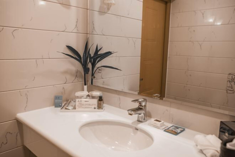 Bathroom 3, Honghe Guanfang Hotel, Honghe Hani and Yi