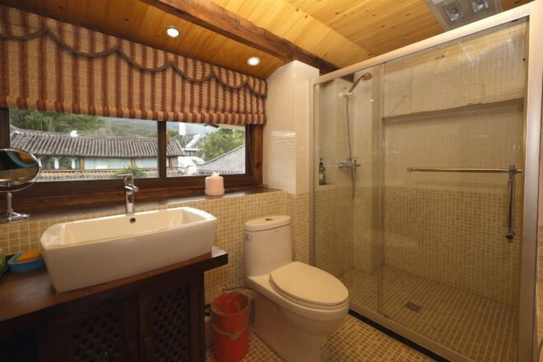 Bathroom 3, Baisha No. 66 Post Station, Lijiang