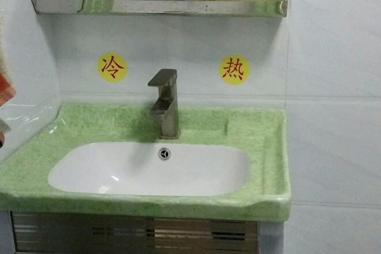 Bathroom, Fenggang Luosan Inn, Zunyi