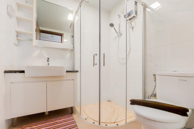 Bathroom 4, Spacious 3BR at Sky House BSD Apartment By Travelio, South Tangerang