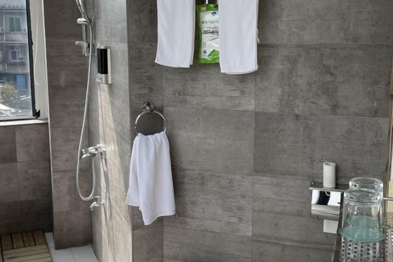 Bathroom, Xinyulong Inn, Wuzhou
