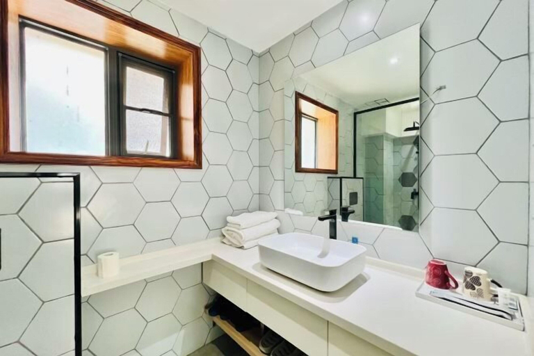 Bathroom 2, Hotel Du Temps Perdu, Dali Bai