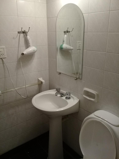 Bathroom 3, Apart Hotel Marilian, Capital