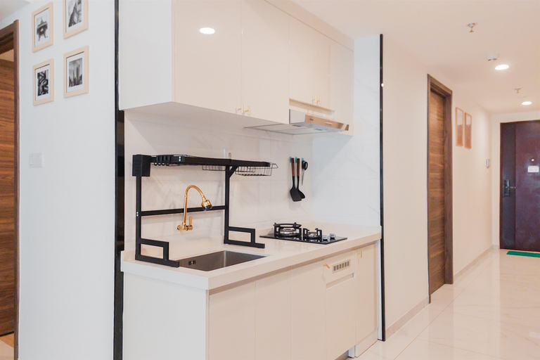 Others 5, Spacious 3BR at Sky House BSD Apartment By Travelio, South Tangerang