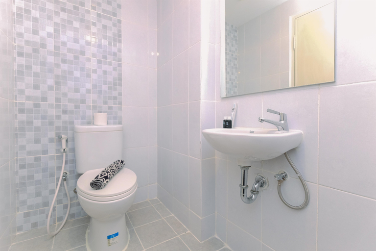 Bathroom 5, Restful Studio Room Tokyo Riverside PIK 2 Apartment By Travelio, Tangerang