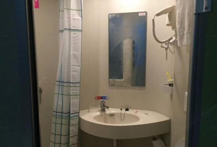 Bathroom 3, 100 Inn (Wuhan Optics Valley Geoscience University), Wuhan