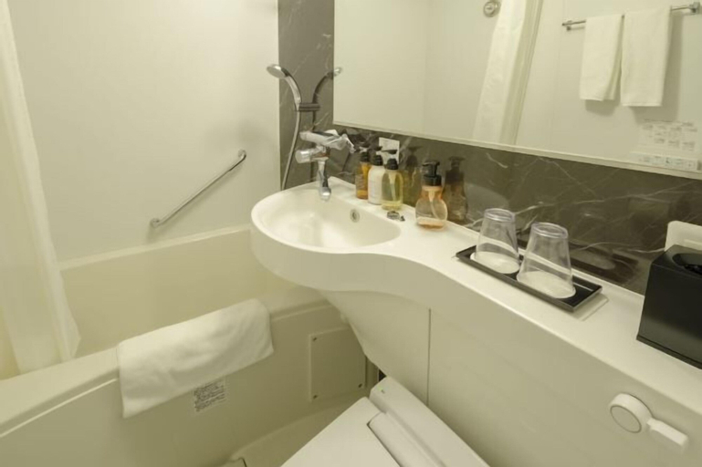 Bathroom 14