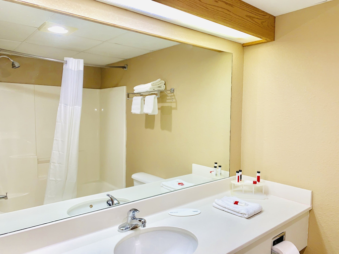 Bathroom 5, Days Inn & Suites by Wyndham Cuba, Crawford