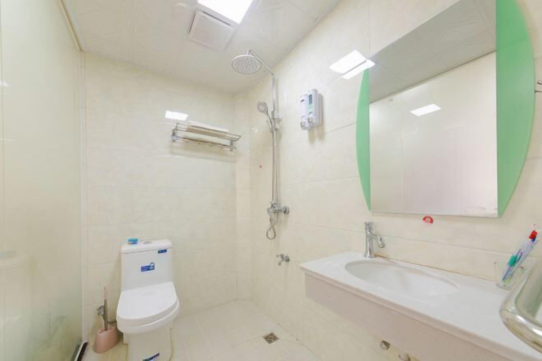 Bathroom 3, Youpeng Holiday Hotel, Huangshi