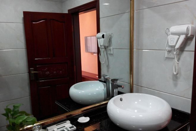 Bathroom, Jinhui Hotel, Yangjiang