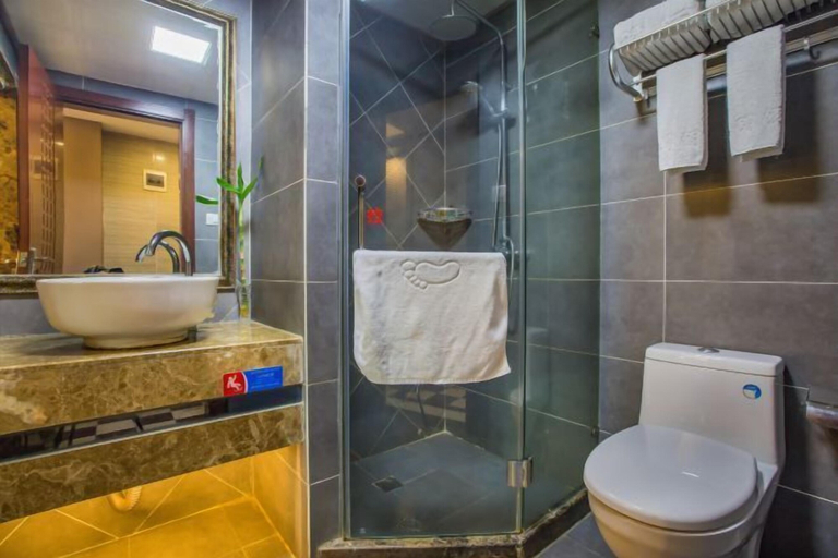 Bathroom 4, Yinwan Hotel, Huanggang