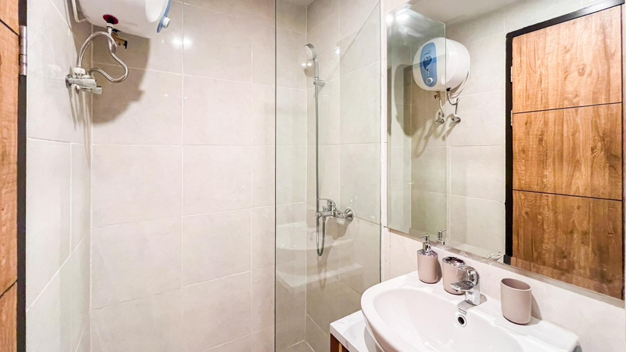Bathroom 5, Enigma Studio at Apartment Delft Ciputra Makassar By Travelio, Makassar