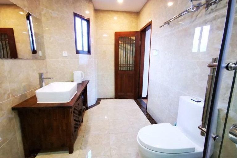 Bathroom 3, Baisha No. 66 Post Station, Lijiang