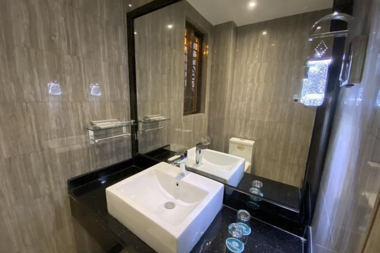 Bathroom 3, Haiyuewan Business Hotel, Yangjiang